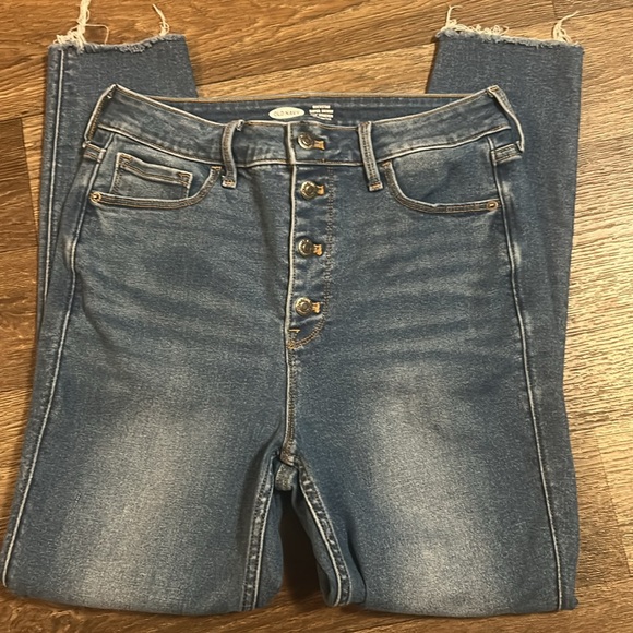 Old Navy Women’s Extra High-Waisted Rockstar 360° Stretch Super-Skinny Jeans - Picture 3 of 7